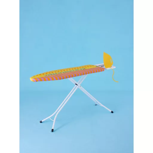 Brabantia vasalódeszka Yinka Ilori huzattal oldalnézetben.