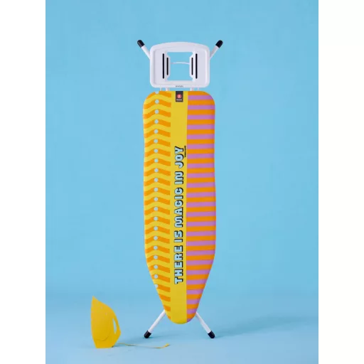 Brabantia B 124 × 38 cm vasalódeszka Yinka Ilori mintával felülnézetben.