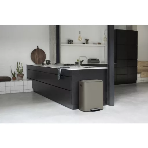 Elegáns platinaszürke szín tökéletes kiegészítője bármelyik modern közösségi térnek