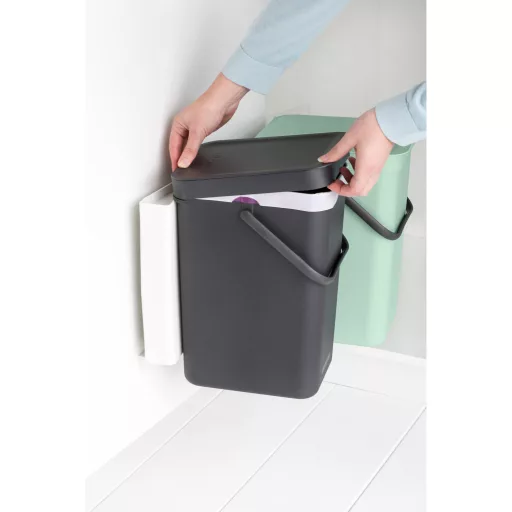 A fedél eltakarja a C méretű PerfectFit szemeteszsák peremét.