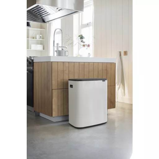 A fehér Brabantia Bo Touch Bin szemetes tökéletesen passzol a naturális színekkel berendezett enteriőrbe