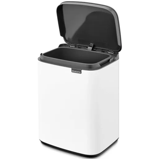 Kézzel felnyitható fedél.