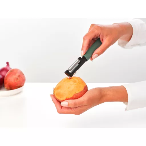 A beépített tisztítókar lehetővé teszi a héjmaradványok egyszerű eltávolítását, míg a citrusreszelő finom csíkokat készít ízesítéshez vagy díszítéshez.