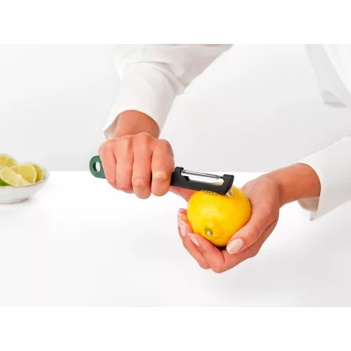 Beépített citrusreszelő – finom citrushéj csíkokat készít süteményekhez, italokhoz.