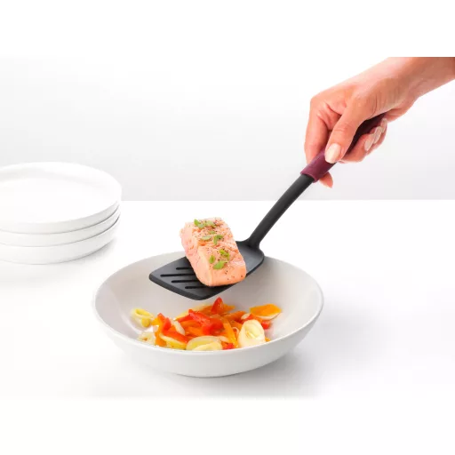A spatula hőálló nylonból készült, amely akár 220 °C-ig is biztonsággal használható.