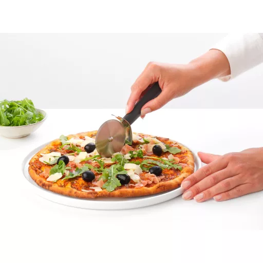 Az ergonomikus markolat kényelmes, stabil fogást nyújt, így a szeletelés biztonságos és gördülékeny élménnyé válik.