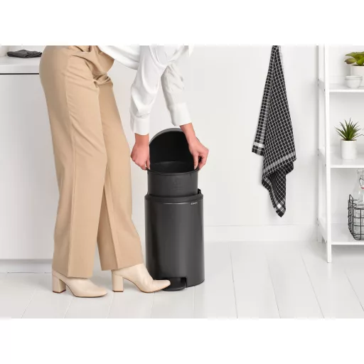 Kiemelhető műanyag tartálya 12L űrtartalmú.