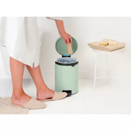 Brabantia NewIcon pedálos hulladékgyűjtő szagmentesen záródó Soft-Close fedél, műanyag tartály, 5L - W méret, acél, jáde zöld - 233883