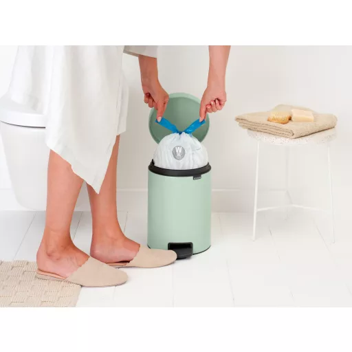 Brabantia NewIcon pedálos hulladékgyűjtő szagmentesen záródó Soft-Close fedél, műanyag tartály, 5L - W méret, acél, jáde zöld - 233883