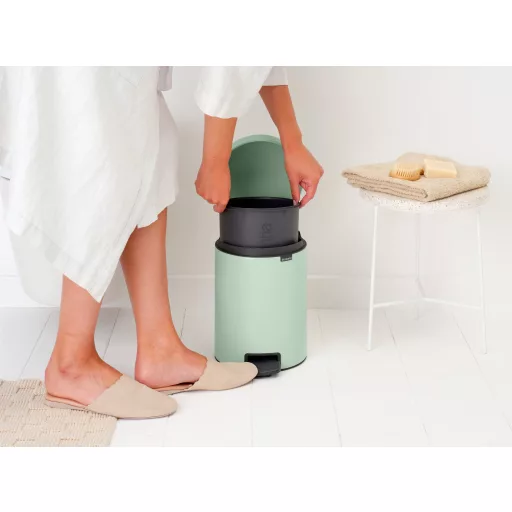 Brabantia NewIcon pedálos hulladékgyűjtő szagmentesen záródó Soft-Close fedél, műanyag tartály, 5L - W méret, acél, jáde zöld - 233883