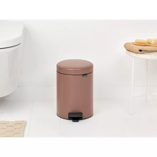 Brabantia NewIcon pedálos hulladékgyűjtő szagmentesen záródó Soft-Close fedél, műanyag tartály, 5L - W méret, acél, szaténrózsaszín taupe - 233982