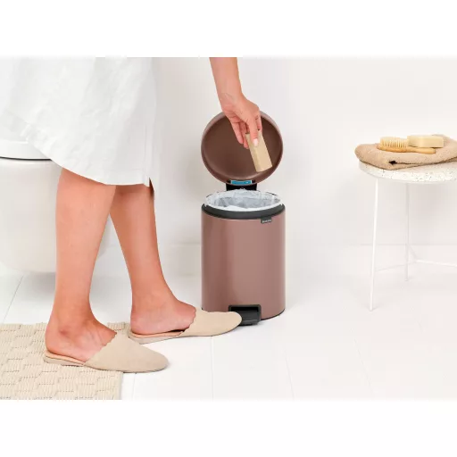 Brabantia NewIcon pedálos hulladékgyűjtő szagmentesen záródó Soft-Close fedél, műanyag tartály, 5L - W méret, acél, szaténrózsaszín taupe - 233982