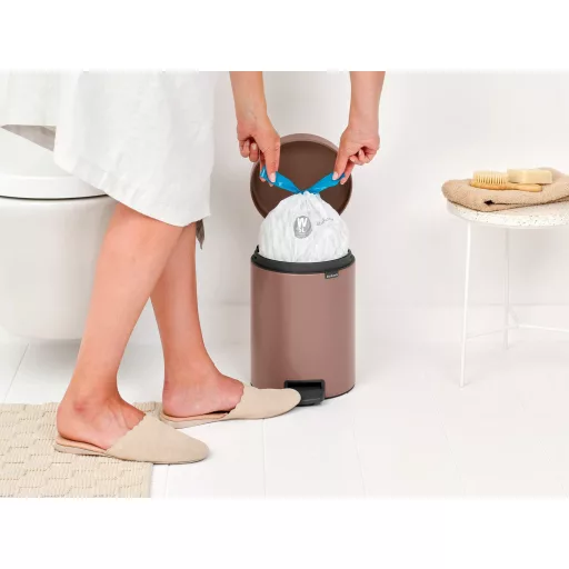 Brabantia NewIcon pedálos hulladékgyűjtő szagmentesen záródó Soft-Close fedél, műanyag tartály, 5L - W méret, acél, szaténrózsaszín taupe - 233982