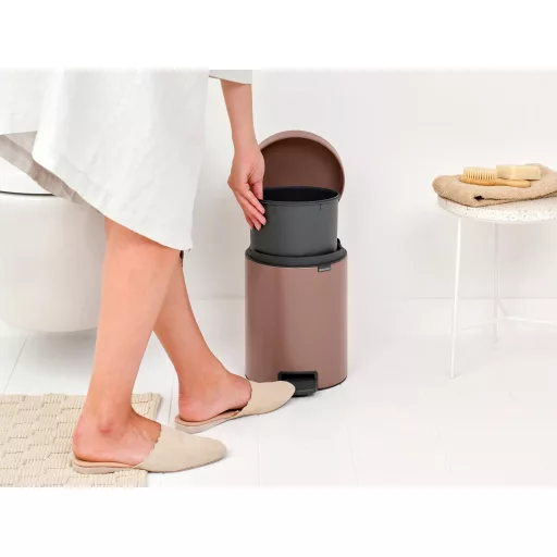 Brabantia NewIcon pedálos hulladékgyűjtő szagmentesen záródó Soft-Close fedél, műanyag tartály, 5L - W méret, acél, szaténrózsaszín taupe - 233982