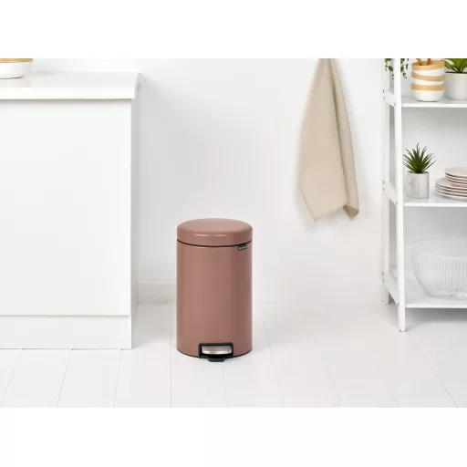 Brabantia NewIcon pedálos hulladékgyűjtő szagmentesen záródó Soft-Close fedél, műanyag tartály, 12L - X méret, acél, szaténrózsaszín taupe - 234002
