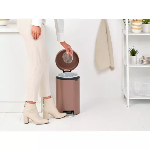 Brabantia NewIcon pedálos hulladékgyűjtő szagmentesen záródó Soft-Close fedél, műanyag tartály, 12L - X méret, acél, szaténrózsaszín taupe - 234002