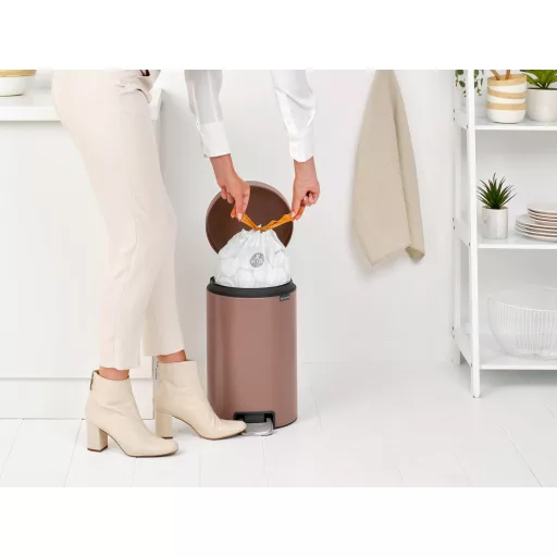 Brabantia NewIcon pedálos hulladékgyűjtő szagmentesen záródó Soft-Close fedél, műanyag tartály, 12L - X méret, acél, szaténrózsaszín taupe - 234002