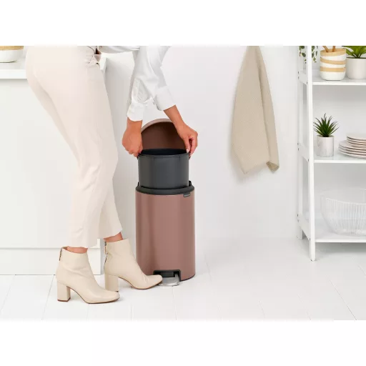 Brabantia NewIcon pedálos hulladékgyűjtő szagmentesen záródó Soft-Close fedél, műanyag tartály, 12L - X méret, acél, szaténrózsaszín taupe - 234002