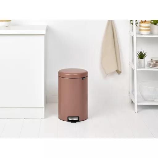 Brabantia NewIcon pedálos hulladékgyűjtő szagmentesen záródó Soft-Close fedél, műanyag tartály, 20L - Y méret, acél, szaténrózsaszín taupe - 234026