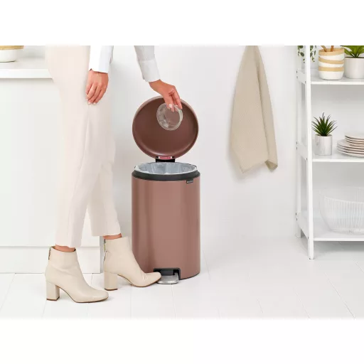 Brabantia NewIcon pedálos hulladékgyűjtő szagmentesen záródó Soft-Close fedél, műanyag tartály, 20L - Y méret, acél, szaténrózsaszín taupe - 234026