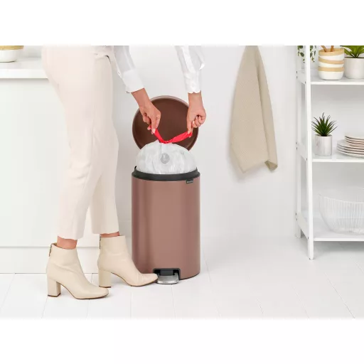 Brabantia NewIcon pedálos hulladékgyűjtő szagmentesen záródó Soft-Close fedél, műanyag tartály, 20L - Y méret, acél, szaténrózsaszín taupe - 234026