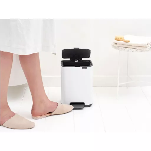 Brabantia Bo karcsú formavilág, egy friss, fiatalos megjelenést kölcsönző, lekerekített szélekkel rendelkező négyzetes test, amely a lakberendezők és belsőépítészek egyik abszolút ked