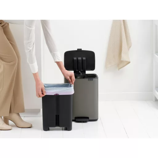 A PerfectFit szemeteszsákok praktikus húzózsinórral és perforációval készülnek – egy húzás, és már ki is emelheted a teli zsákot, szivárgás nélkül.