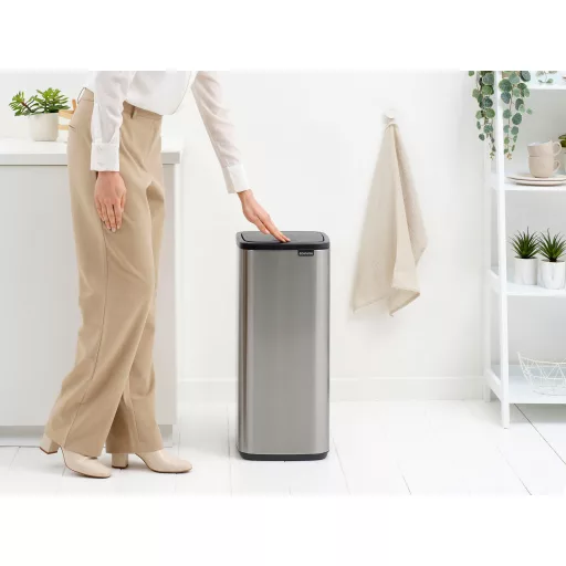 Egyszerűen gyakoroljon egy lágy, könnyed nyomást a fedélre, és a Bo Touch Bin azonnal, elegánsan felnyílik a puha tapintású nyitórendszernek köszönhetően.