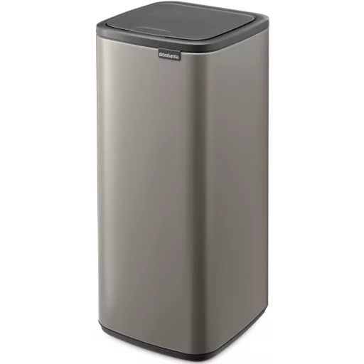Kényelmesen tágas (30L), így ritkább ürítést igényel, miközben esztétikailag diszkrét marad az enteriőrben.