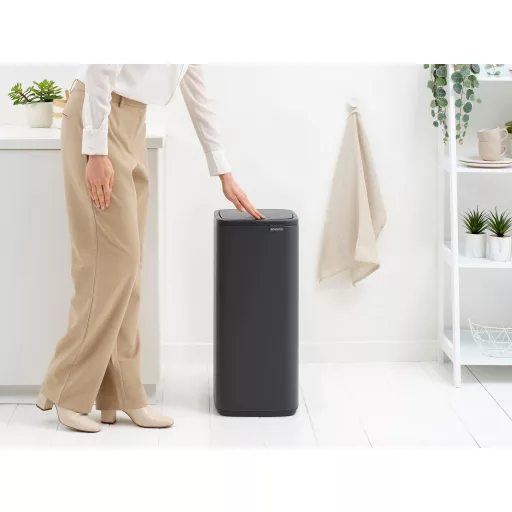 A puha tapintású nyitórendszernek köszönhetően a Bo Touch Bin fedele a legfinomabb, szinte leheletnyi érintésre is finoman és hangtalanul feltárul.
