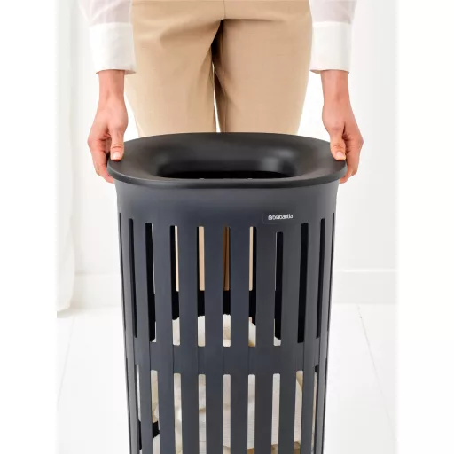Ergonomikus és biztonságos mozgatás: A két kényelmes, stabil kialakítású oldalsó fogantyú garantálja az eszköz egyszerű áthelyezését.