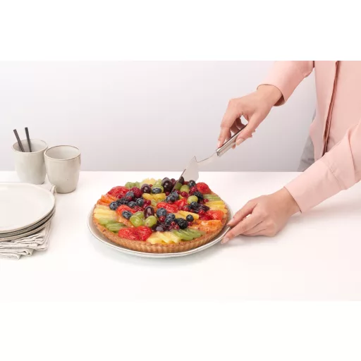 A Brabantia Profile Bake &amp; Mix tortalapát, kétoldali vágóéllel, hőálló, r.m. acél, selyem matt kivitelben tökéletes eszköz torták és pizzák szeleteléséhez és tálalásához.
