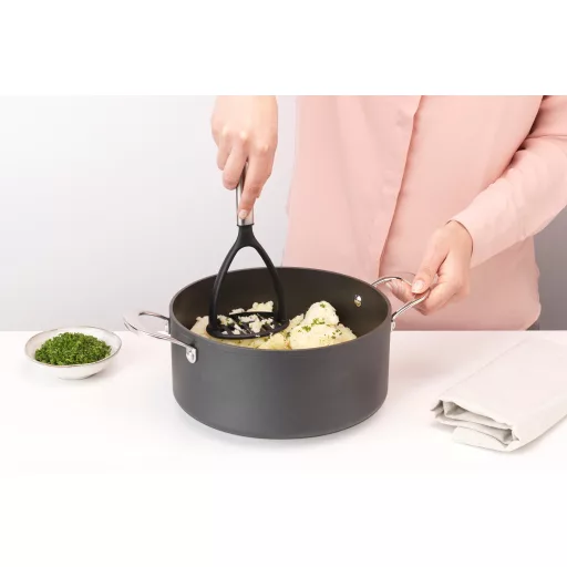 Ez az ergonomikus kialakítású eszköz tökéletes a krumpli és más zöldségek gyors, egyenletes pépesítéséhez.