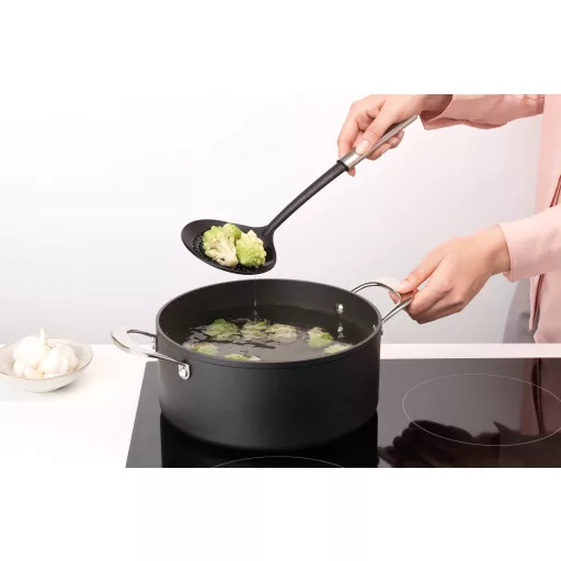 Ez az ergonomikus kialakítású szűrőkanál tökéletes választás ételek kiemelésére és lecsepegtetésére, legyen szó zöldségekről, tésztáról vagy sült ételekről.