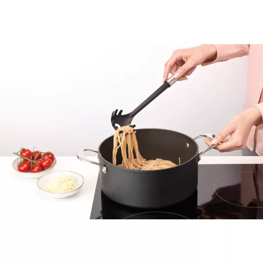 A kiváló minőségű, hőálló nejlon (max. 220°C) fej kíméletes a tapadásmentes edényekhez, nem karcolja meg azok felületét.