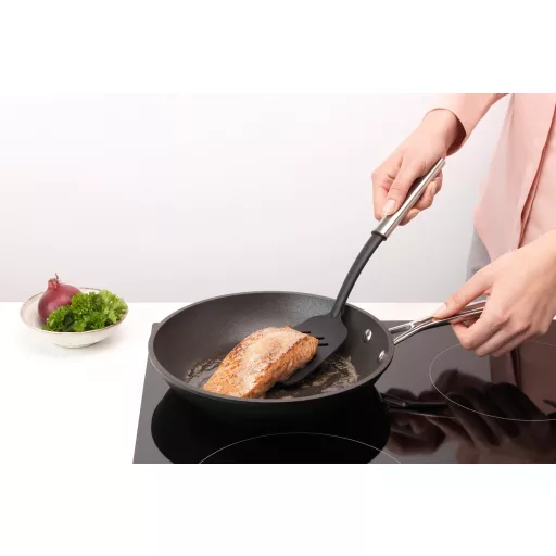 A Brabantia Profile nagy spatula tökéletes választás tojás, hús, zöldségek és tepsiben sült ételek megfordításához és tálalásához.