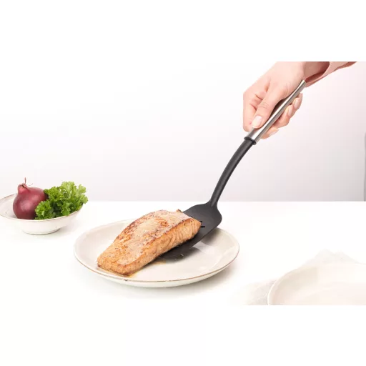 A strapabíró nylon penge hosszú, precíz alakıttal rendelkezik, amely nem karcolja meg a tapadásmentes bevonatú edényeket, miközben ellenáll akár 220 °C hőmérsékletnek is.