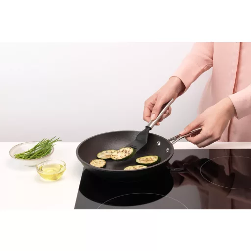 A Brabantia Profile kis méretű spatula selyem matt acél markolattal ideális kisebb adagok megfordításához és tálalásához – legyen szó palacsintáról, tojásról vagy halról. Strapabí