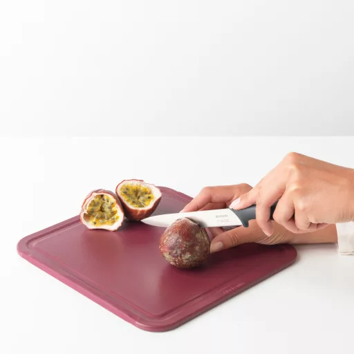 A kés jégkeményített, kiváló minőségű rozsdamentes acél pengéje (X50CrMoV15) kitűnő karc- és korrózió‑ellenállással rendelkezik, így hosszabb ideig megőrzi élességét – profe