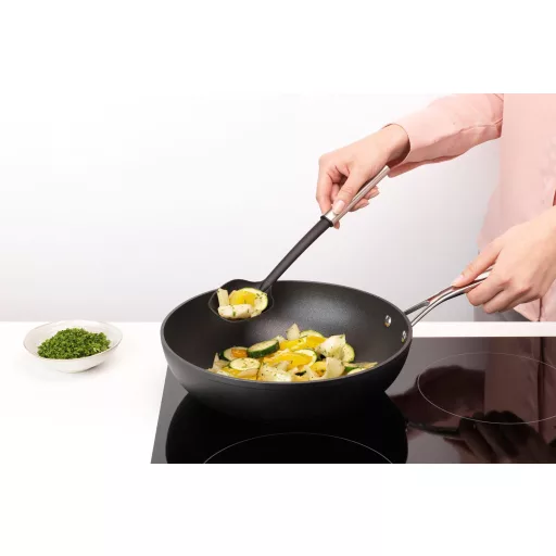 A kiváló minőségű nylon fej hőálló akár 220 °C-ig, és kíméletes a tapadásmentes edények felületéhez, így bátran használható minden típusú bevonatú serpenyőben és fazékban.