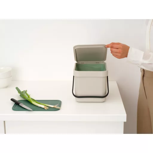 A Brabantia PerfectFit (S méret – 6L) szemeteszsákok természetes alapú, lebomló keményítőből készültek, így teljes mértékben komposztálhatók.