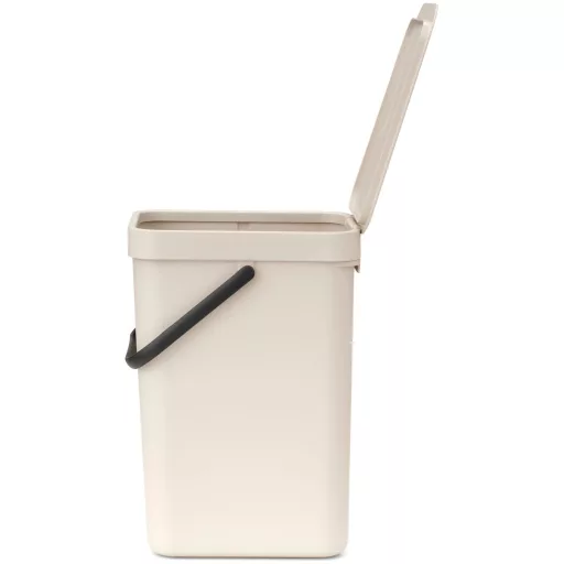 Mindig bevetésre kész: a rögzíthető fedél nyitva marad, amíg Ön a konyhában szorgoskodik.