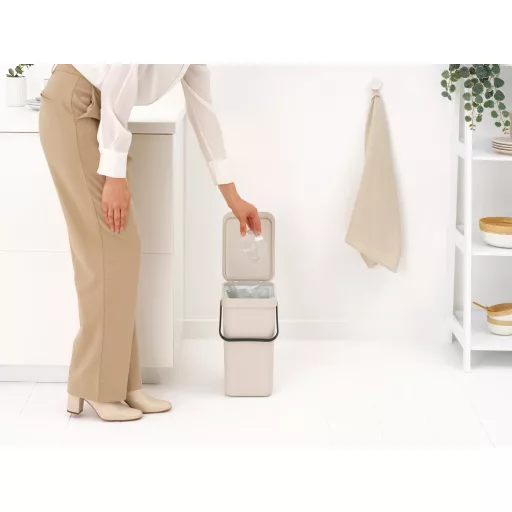 A Brabantia PerfectFit (C méret – 10-12L) szemeteszsákok természetes alapú, lebomló keményítőből készülnek, így teljes mértékben komposztálhatók.