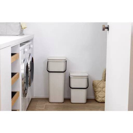 Kimagasló teherbírás: Kompakt mérete ellenére rendkívül masszív, akár 10 kg hulladékkal is magabiztosan terhelhető.