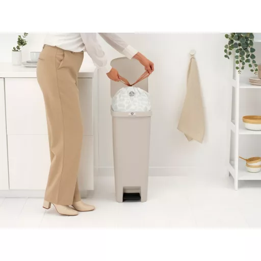 A hulladékgyűjtőhöz a Brabantia „L” méretkódú PerfectFit szemeteszsákjai tartoznak.