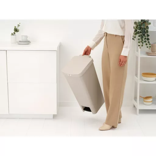 Az ergonomikus kialakításnak köszönhetően Ön erőfeszítés nélkül emelheti meg és szállíthatja a hulladékgyűjtőt, így a takarítás vagy a helyiség átrendezése is egyszerűbbé vál