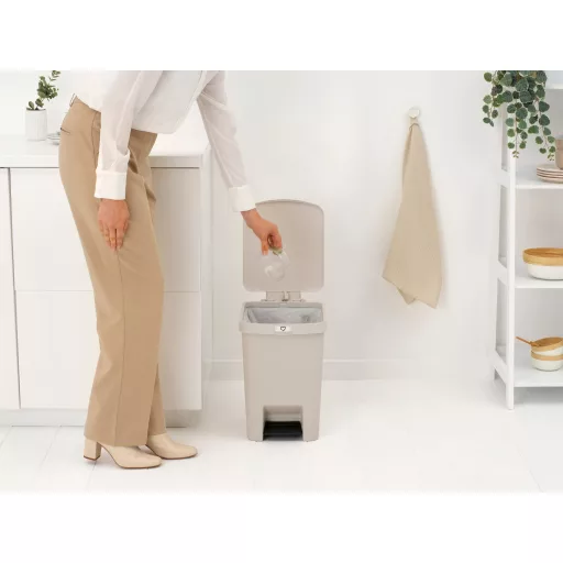 Láthatatlan illeszkedés: A készülékhez pontosan illeszkedő, praktikus kötőszalaggal ellátott Brabantia PerfectFit szemeteszsákok (J kód) használatával Ön elkerülheti a zavaró, perem al