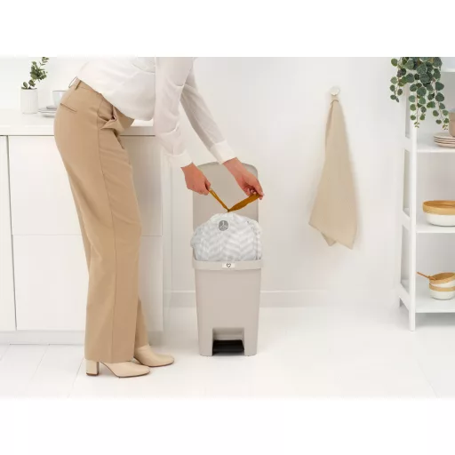 Ergonomikus hordozhatóság: A hátoldalon kialakított nagyméretű markolat lehetővé teszi, hogy Ön könnyedén és biztonságosan mozgassa a hulladékgyűjtőt takarításkor vagy a helyiség á