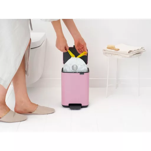Tökéletes párosítás – mellékelt Brabantia PerfectFit szemeteszsák próbacsomaggal (A kód).