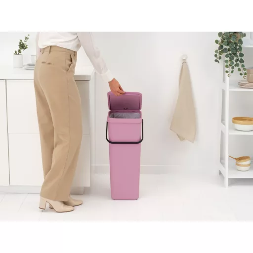 Könnyed nyitás, maximális kényelem: Tapasztalja meg a Brabantia finommechanikáját – egy fedél, amely ellenállás nélkül, halkan alkalmazkodik az Ön mozdulataihoz, bármilyen helyzetben.